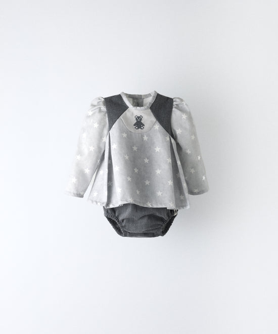 El Conjunto Harper 
Color: piqué de estrellas con contraste gris azulado
Piezas: 2 (blusón + cubrepañal) Estética y diseño premium infantil. www.kala.es