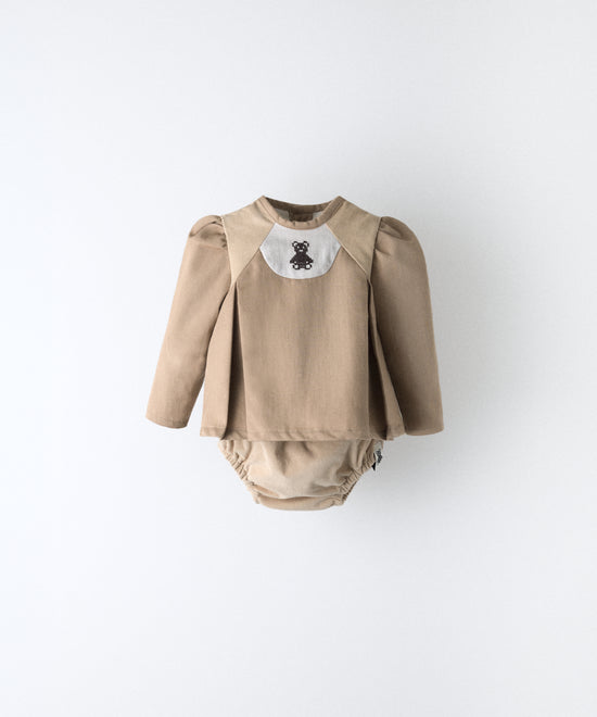 El Conjunto Harper 
Color: avellana y detalles beige
Piezas: 2 (blusón + cubrepañal) Estética y diseño premium infantil. www.kala.es