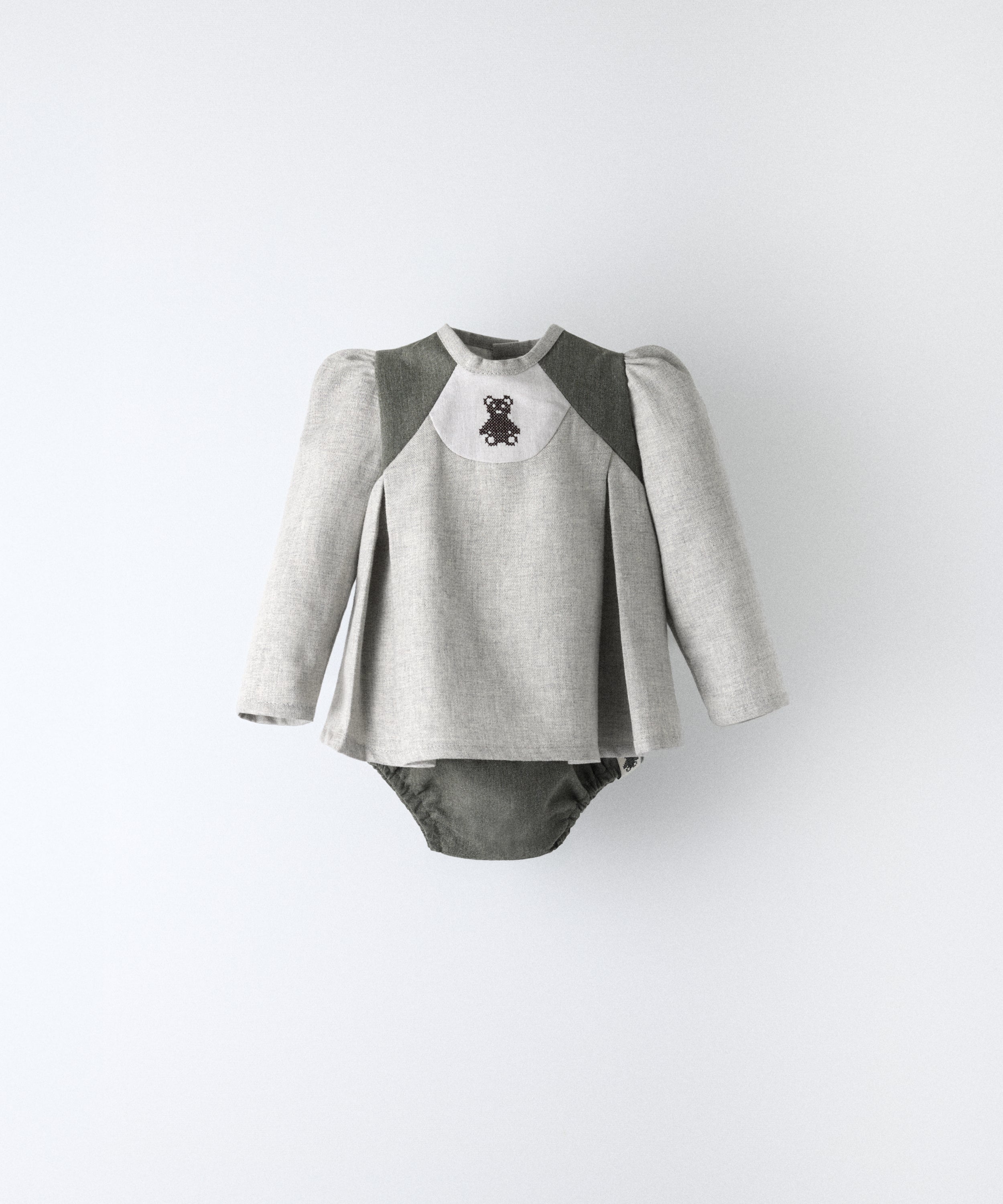 El Conjunto Harper 
Color: gris claro con contraste verde khaki
Piezas: 2 (blusón + cubrepañal) Estética y diseño premium infantil. www.kala.es