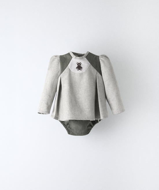 El Conjunto Harper 
Color: gris claro con contraste verde khaki
Piezas: 2 (blusón + cubrepañal) Estética y diseño premium infantil. www.kala.es