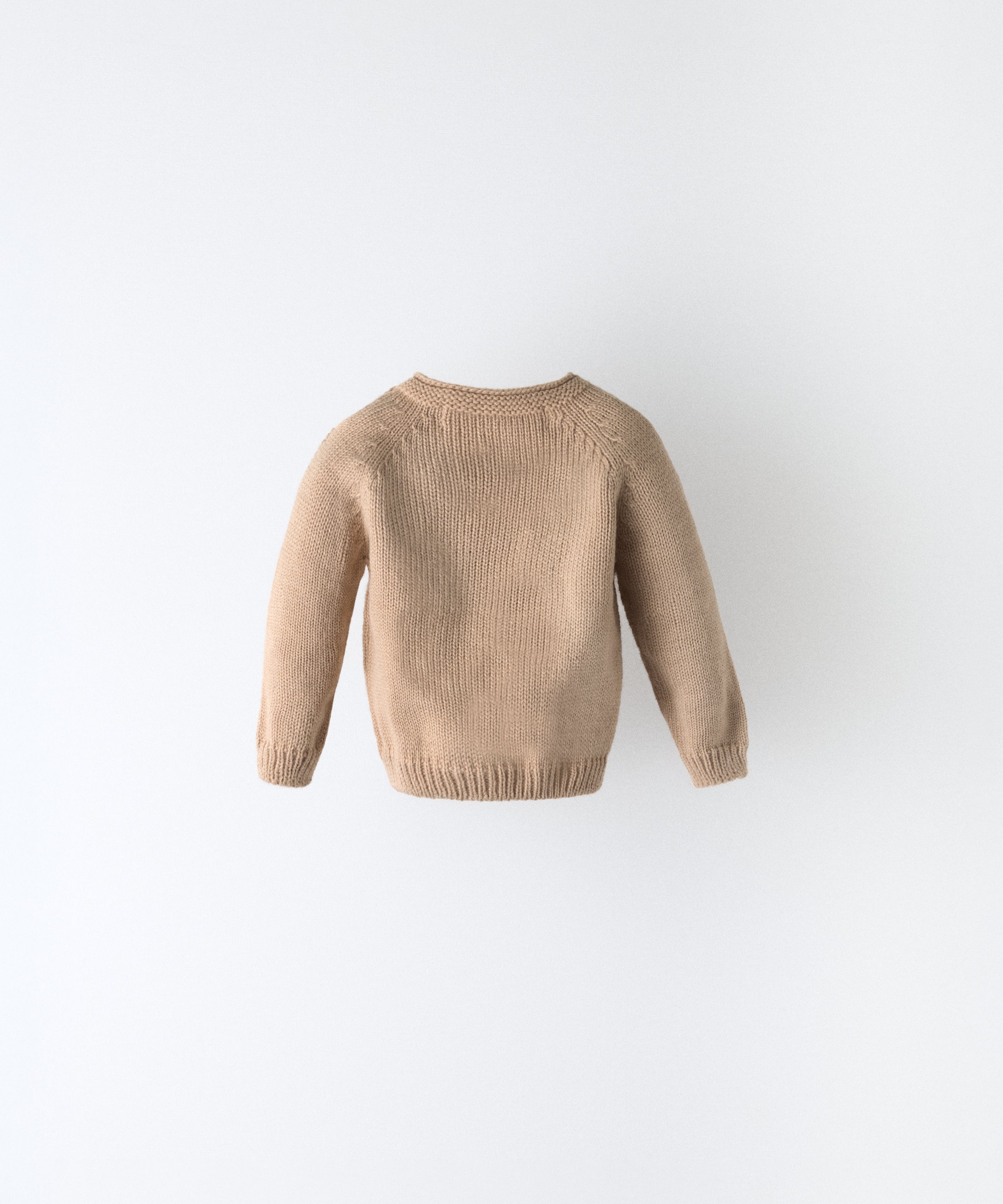 Espalda del Jersey beige del Conjunto Strutt. En gomado en puños y cintura. Suave y funcional para tu bebé. www.kala.es