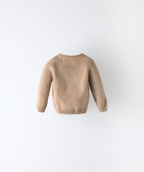 Espalda del Jersey beige del Conjunto Strutt. En gomado en puños y cintura. Suave y funcional para tu bebé. www.kala.es