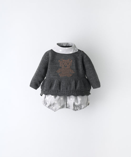 El Conjunto Bloomer, ideal para tu bebé, consta de un vestido de punto con oso de kala en intarsia marrón y cuello contrastado en sarga de piqué con estampado de estrellas blancas con fondo gris bebé. Y pantalón bloomer con engomados inferiores y superiores. Ideal para que tu bebé tenga un estilo único. www.kala.es