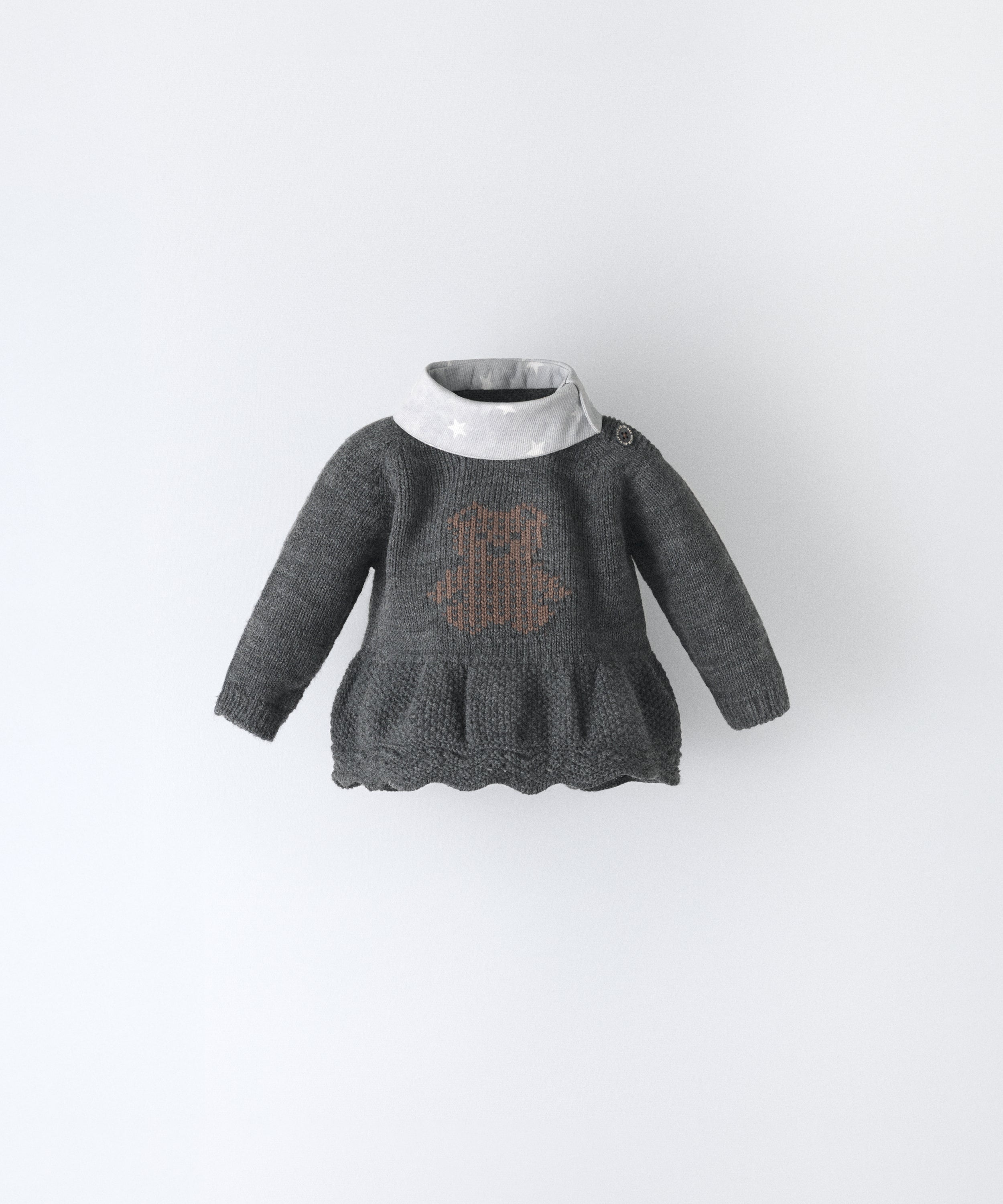 Delantero del vestido en punto gris oscuro con oso Kala en instarsia marrón y cuello de sarga con estampado de estrellas. El conjunto Bloomer Star. www.kala.es