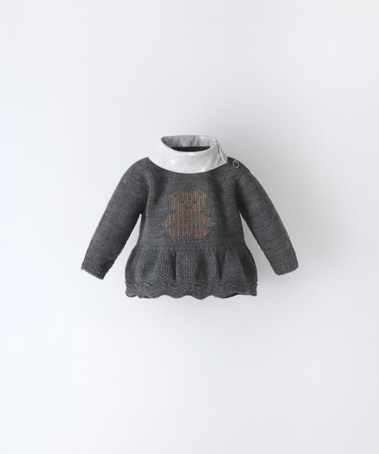 Delantero del vestido en punto gris oscuro con oso Kala en instarsia marrón y cuello de sarga con estampado de estrellas. El conjunto Bloomer Star. www.kala.es