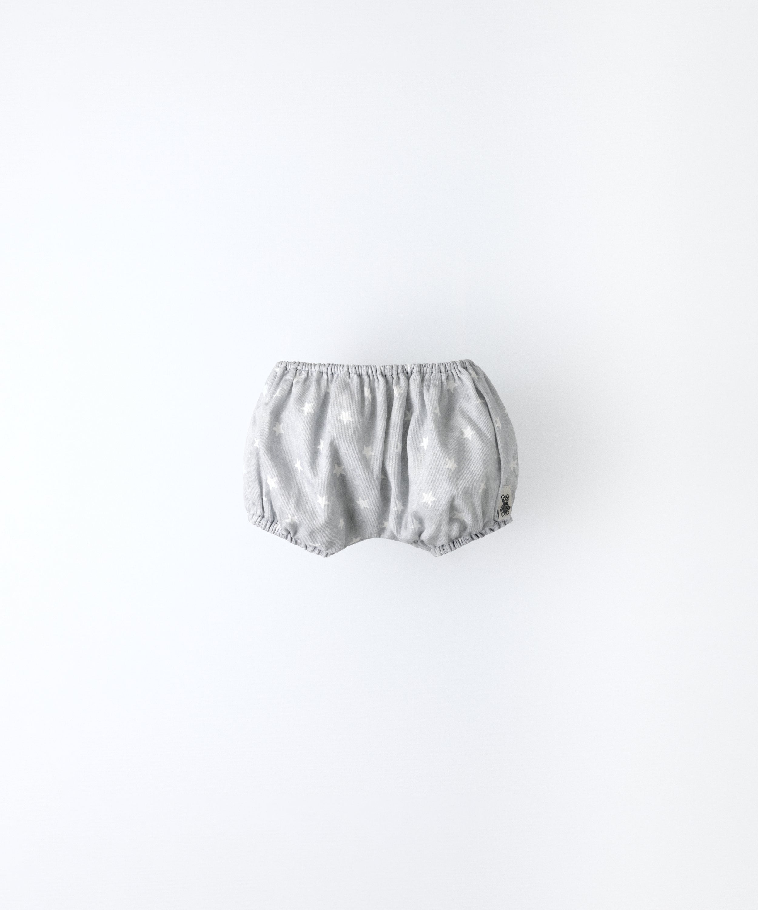 Pantalón Bloomer con engomados inferiores y superiores. Confeccionado en sarga piqué 100% algodón con estampado de estrellas, elegancia y comodidad para tu bebé. El conjunto Bloomer Star. www.kala.es