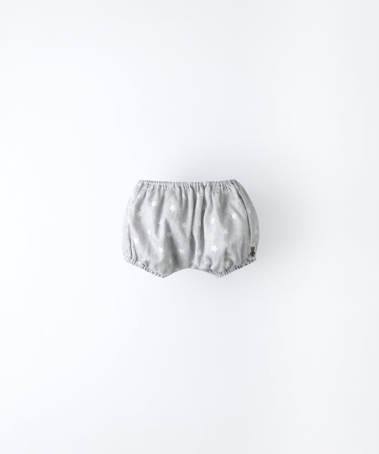 Pantalón Bloomer con engomados inferiores y superiores. Confeccionado en sarga piqué 100% algodón con estampado de estrellas, elegancia y comodidad para tu bebé. El conjunto Bloomer Star. www.kala.es