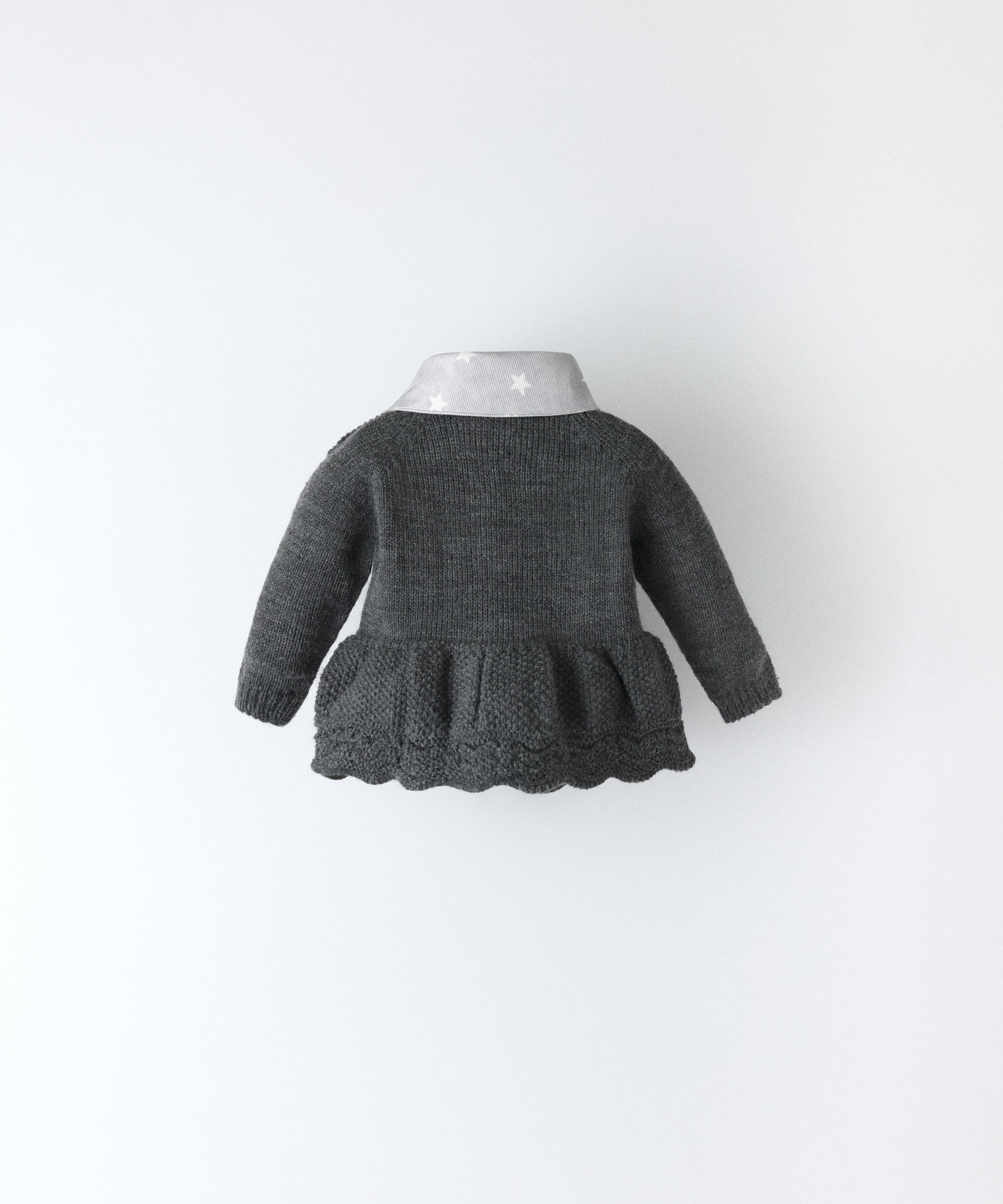 Espalda vestido punto gris oscuro con cuello contrastado en sarga piqué estampado de estrellas para tu bebé. El Conjunto Bloomer Star www.kala.es