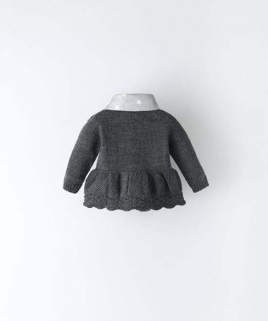 Espalda vestido punto gris oscuro con cuello contrastado en sarga piqué estampado de estrellas para tu bebé. El Conjunto Bloomer Star www.kala.es