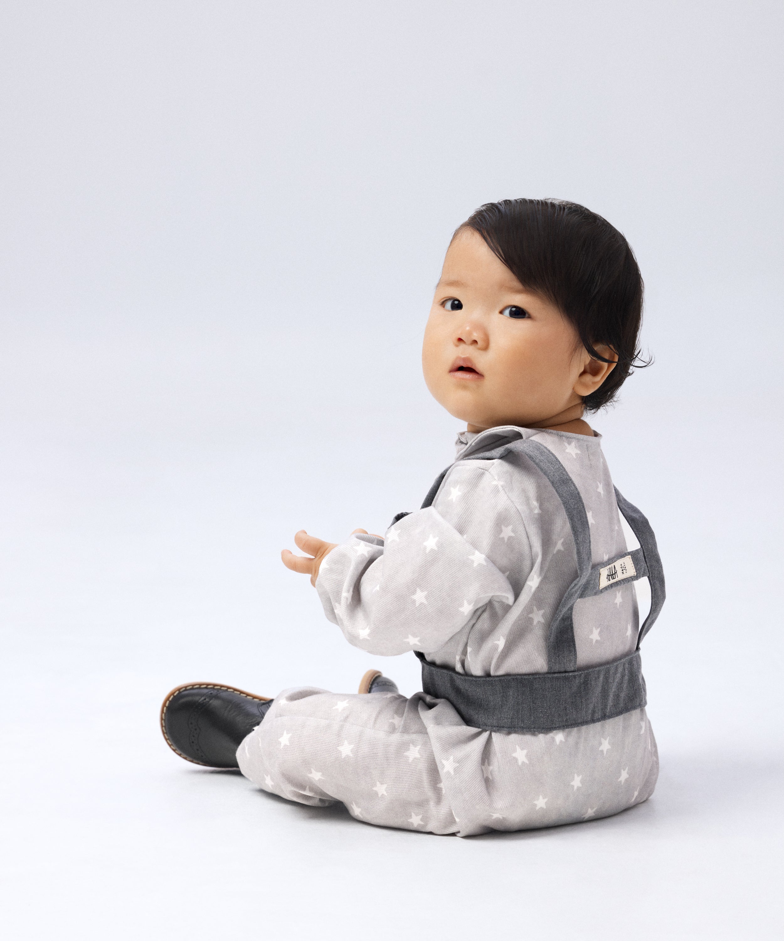 Jumpsuit Snook con estampado de estrellas Kala, diseño artesanal y tejido de algodón transpirable.