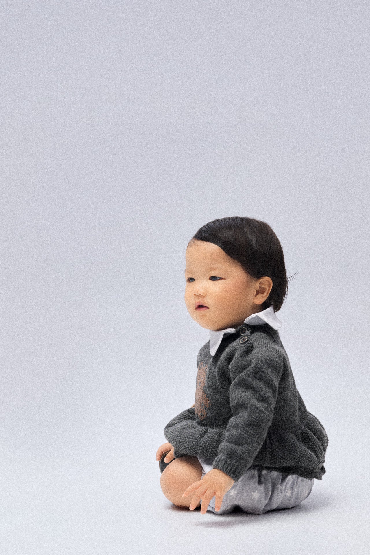 Modelo bebé con El conjunto Bloomer en estampado de estrellas, diseño y color que no satura, que no genera ruido.