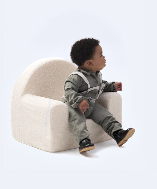 Look de ropa infantil de bebé de Kala. El bebé lleva puesto el jumpsuit Snook verde khaki en sarga denim con arnés gris claro 100% algodón y el body gris claro liberty. Diseño, sofisticación, elegancia y atemporalidad para la infancia. 