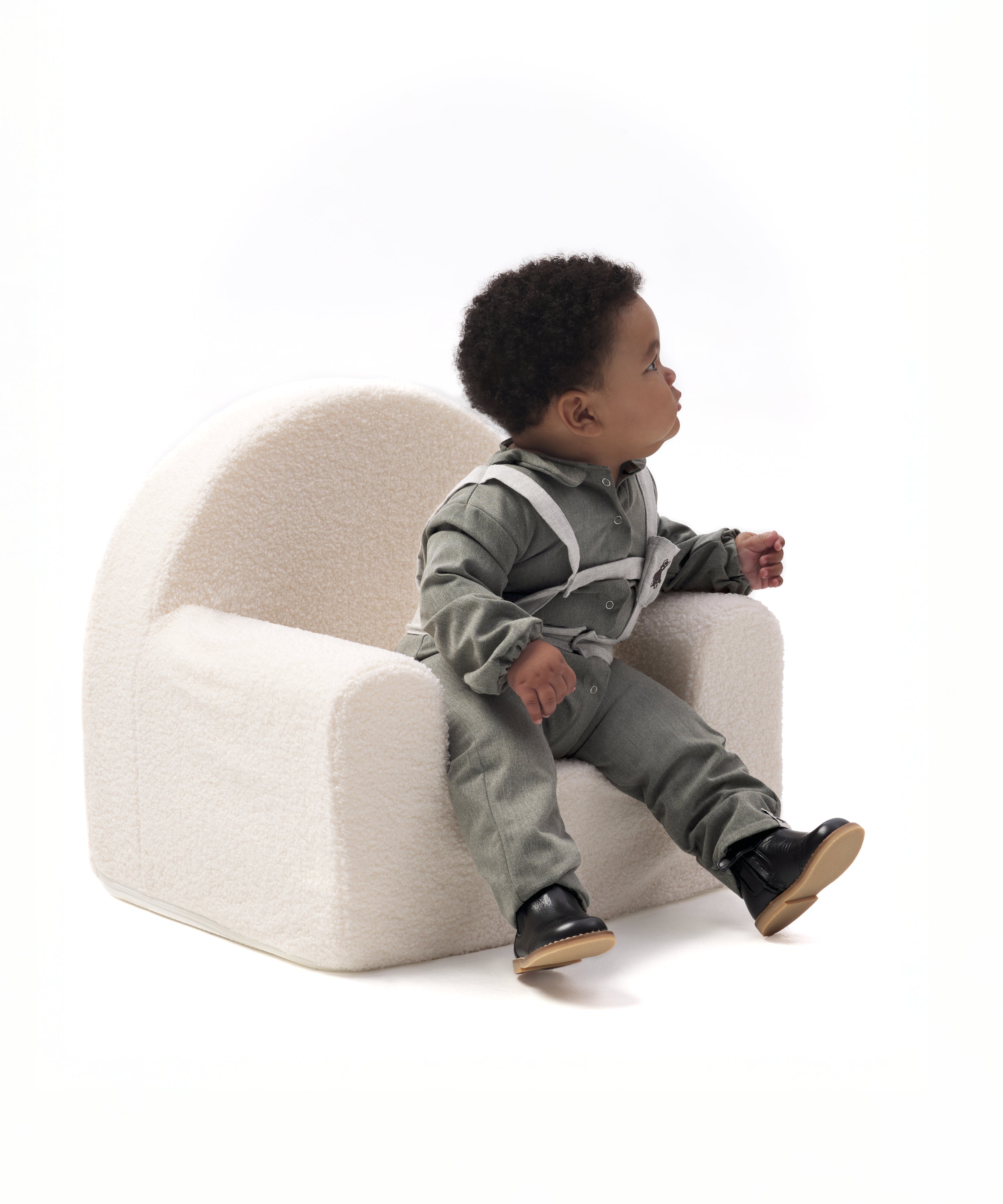 Look de ropa infantil de bebé de Kala. El bebé lleva puesto el jumpsuit Snook verde khaki en sarga denim con arnés gris claro 100% algodón y el body gris claro liberty. Diseño, sofisticación, elegancia y atemporalidad para la infancia. 