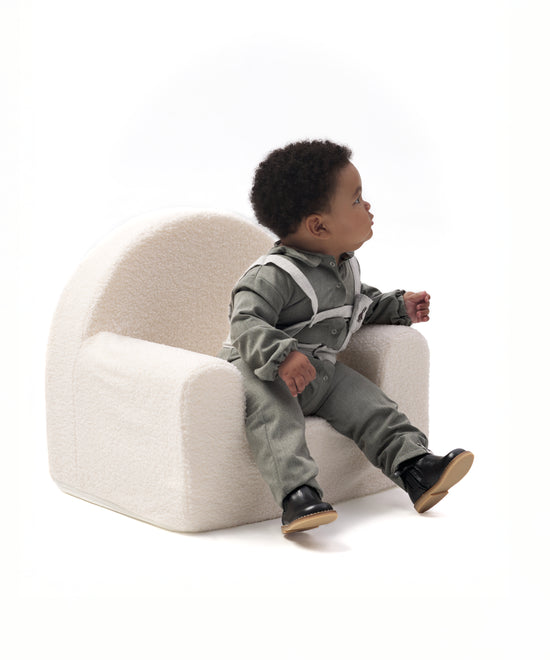 Look de ropa infantil de bebé de Kala. El bebé lleva puesto el jumpsuit Snook verde khaki en sarga denim con arnés gris claro 100% algodón y el body gris claro liberty. Diseño, sofisticación, elegancia y atemporalidad para la infancia. 