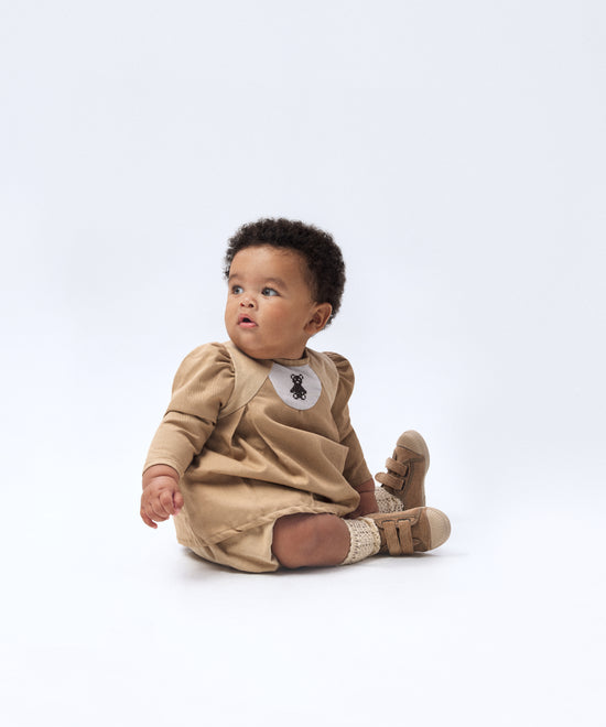 Look de ropa infantil de bebé de Kala. El bebé lleva puesto El conjunto Harper de color avellana con toques beige. Sofisticación y elegancia para la infancia. 