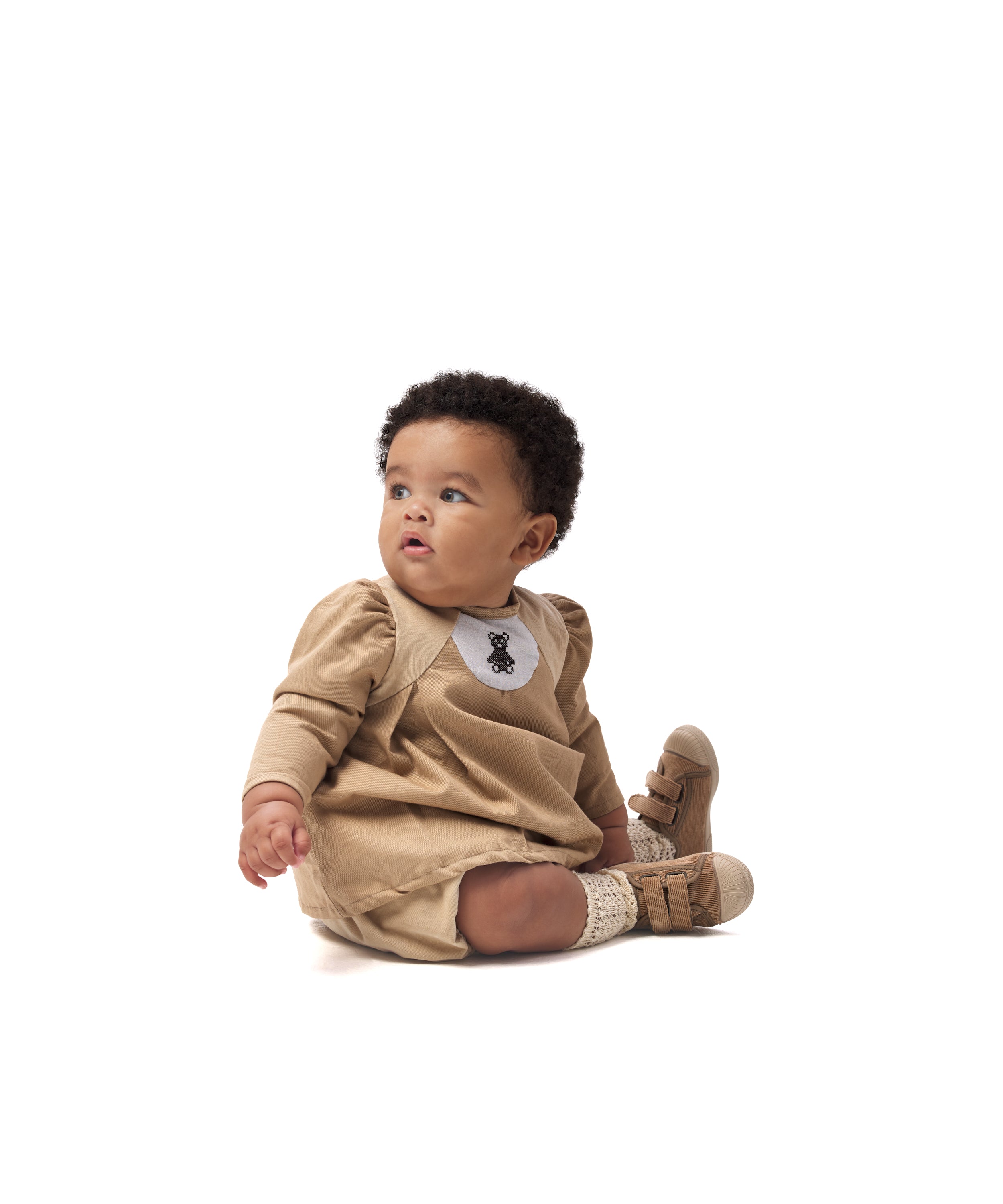 Look de ropa infantil de bebé de Kala. El bebé lleva puesto El conjunto Harper de color avellana con toques beige. Sofisticación y elegancia para la infancia. 