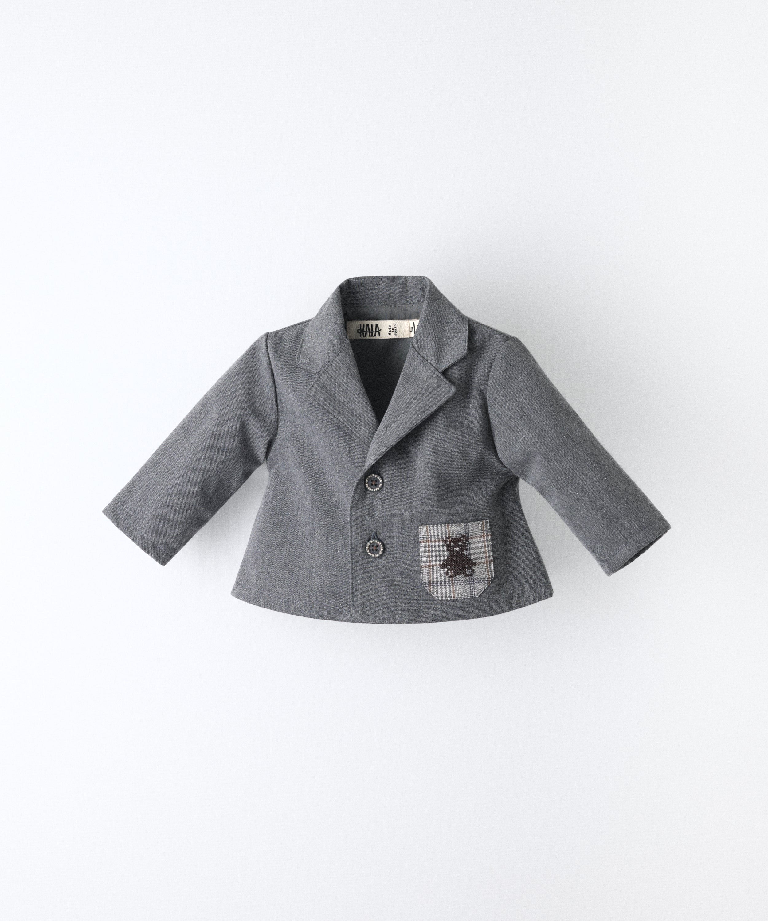 La Chaqueta Lily gris azulada con botonadura cerrada con botones OEKO TEX. Una americana para tu bebé para celebrar la infancia. Combina diseño estructurado y materiales nobles con una visión de atemporalidad funcional, celebra la valentía de lo simple. Confeccionada en sarga denim certificada GRS y forro 100% algodón. www.kala.es