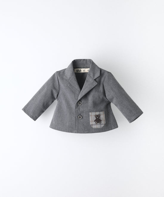 La Chaqueta Lily gris azulada con botonadura cerrada con botones OEKO TEX. Una americana para tu bebé para celebrar la infancia. Combina diseño estructurado y materiales nobles con una visión de atemporalidad funcional, celebra la valentía de lo simple. Confeccionada en sarga denim certificada GRS y forro 100% algodón. www.kala.es