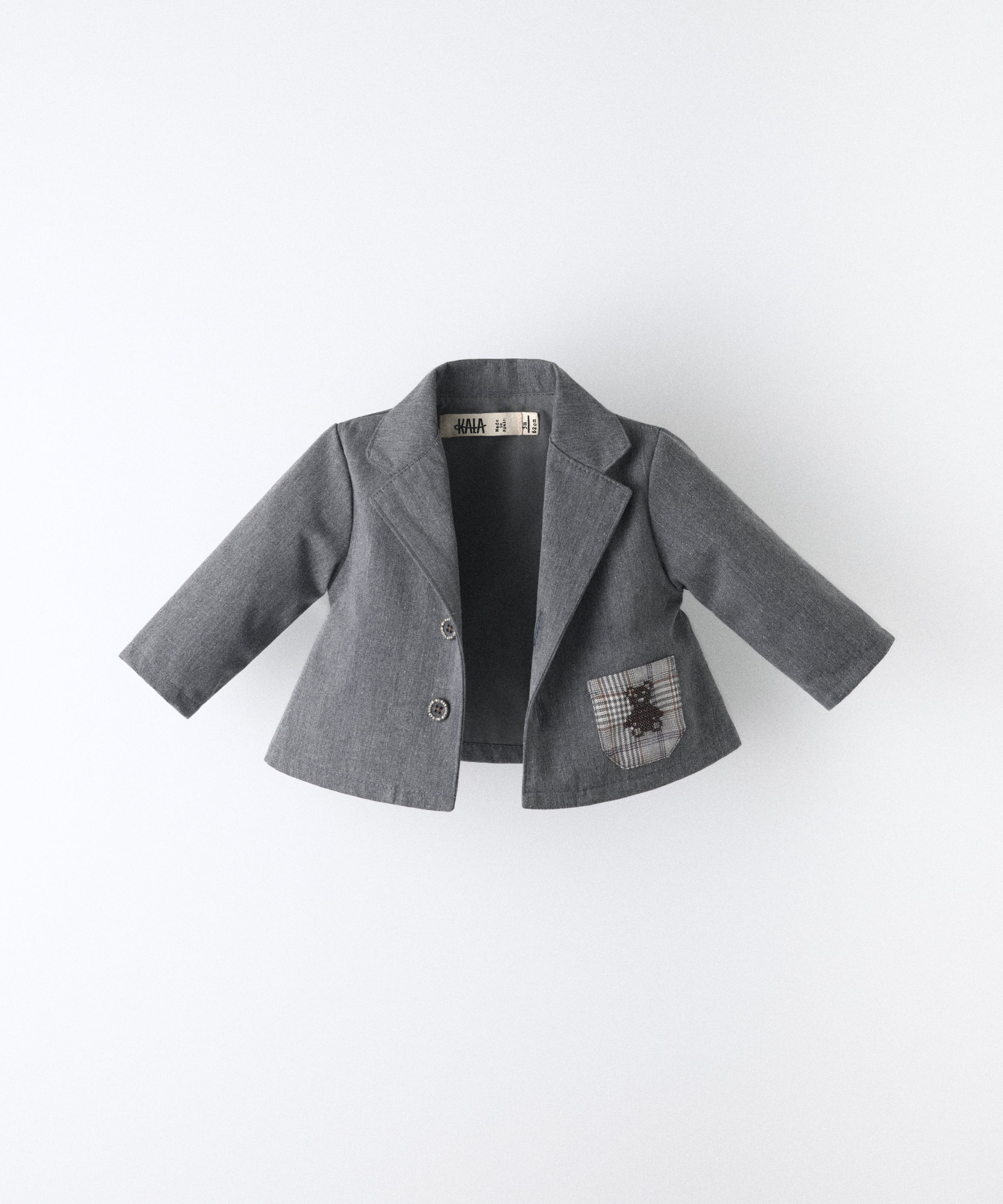 La Chaqueta Lily gris azulada, una americana para tu bebé para celebrar la infancia. Una prenda que combina diseño estructurado y materiales nobles con una visión de atemporalidad funcional, celebra la valentía de lo simple. Confeccionada en sarga denim certificada GRS y forro 100% algodón. www.kala.es