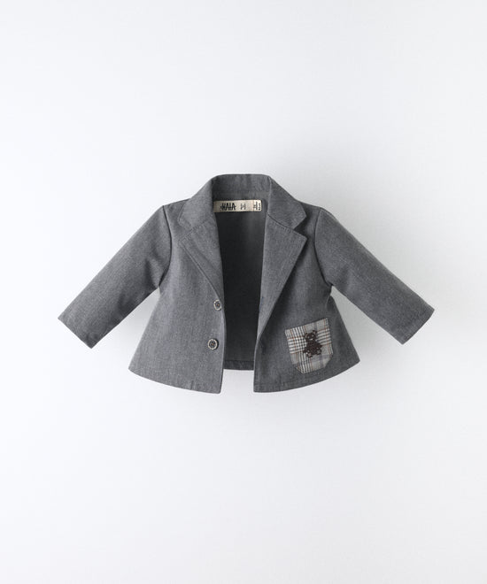 La Chaqueta Lily gris azulada, una americana para tu bebé para celebrar la infancia. Una prenda que combina diseño estructurado y materiales nobles con una visión de atemporalidad funcional, celebra la valentía de lo simple. Confeccionada en sarga denim certificada GRS y forro 100% algodón. www.kala.es