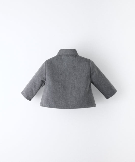 Espalda de La Chaqueta Lily gris azulada, una americana para tu bebé para celebrar la infancia. Confeccionada en sarga denim certificada GRS y forro 100% algodón. www.kala.es