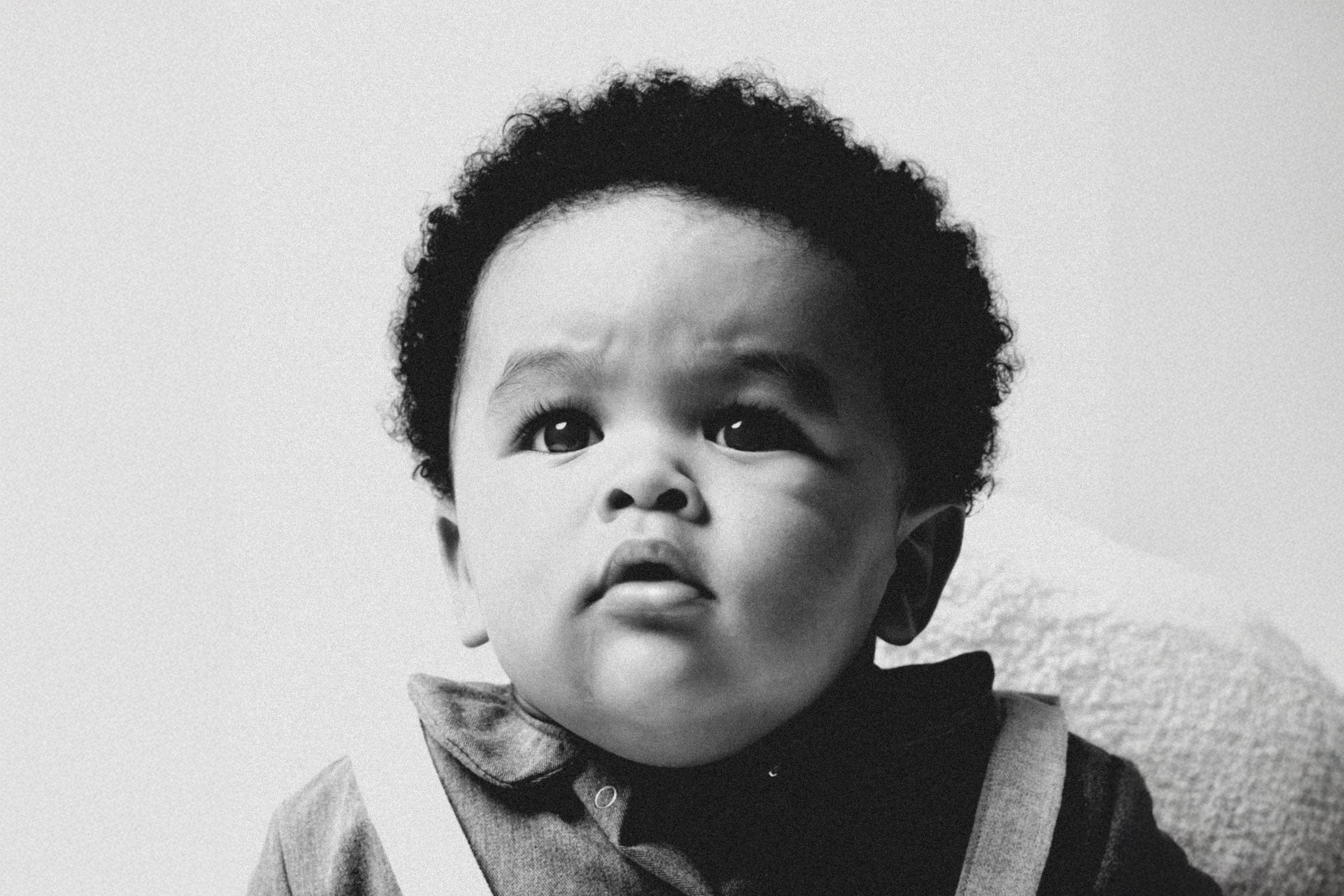 Foto en B/N de bebé kala con expresión auténtica