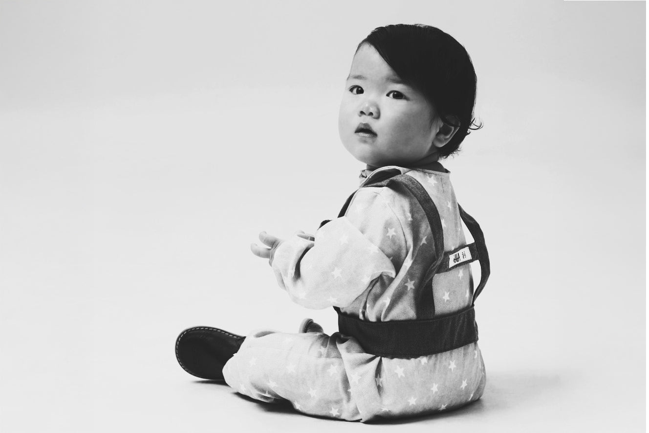 Modelo bebé Kala con el Jumpsuit Snook Stars y expresión autentica.