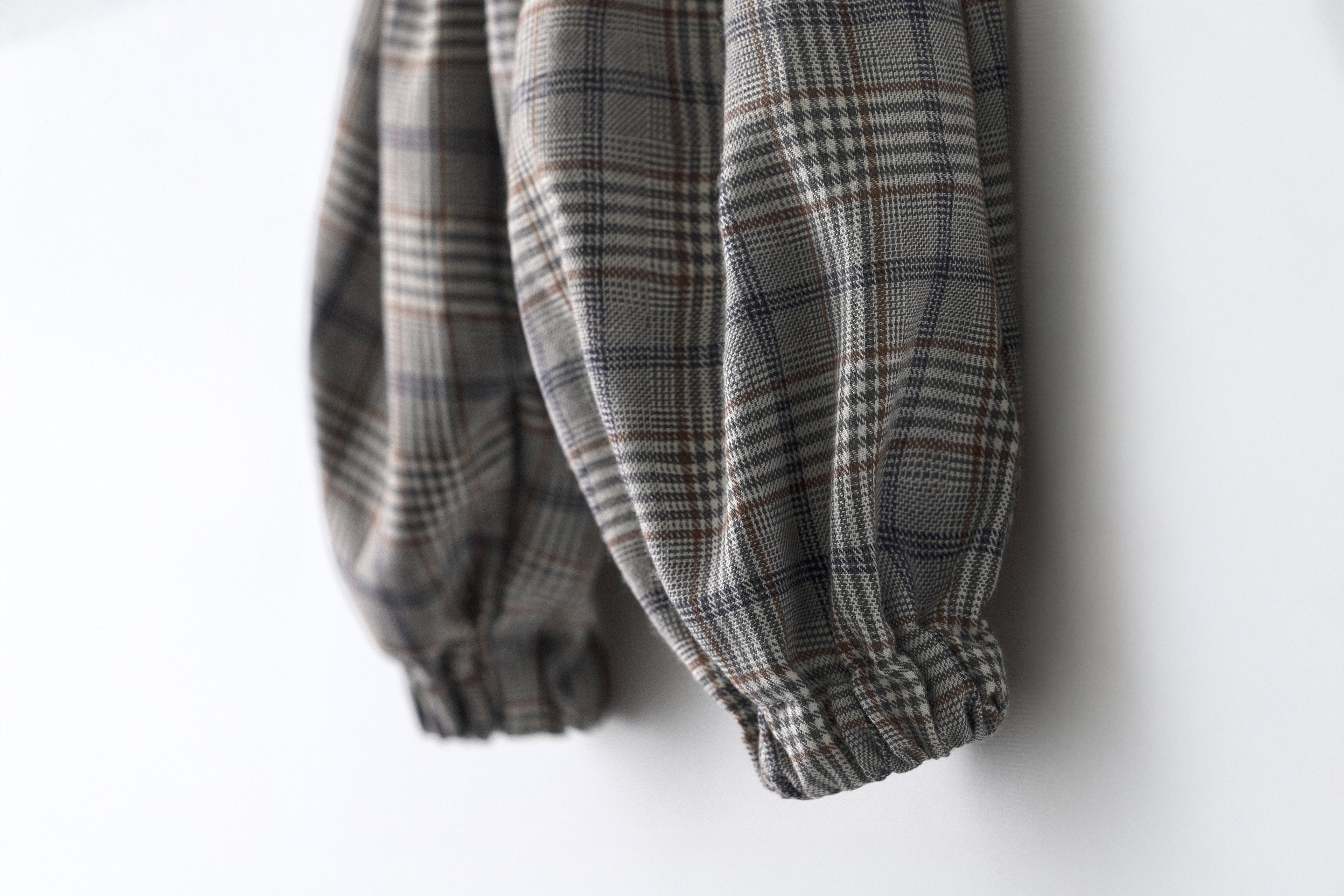 Nuestro tejido de estampado de cuadros GRS usado para el pantalón Balloon Bloom