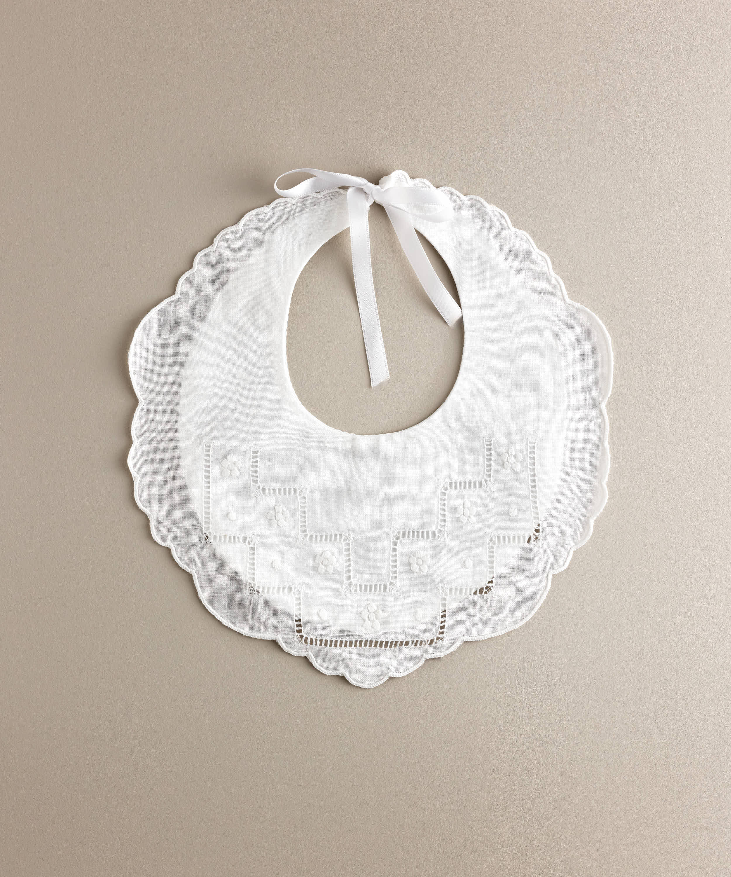 Babero bebé lino bordado flor vainica y bodoque blanco 202W Tinylace