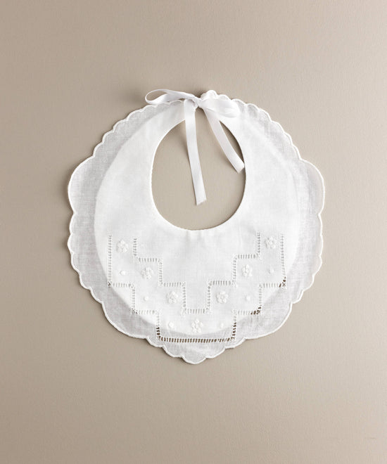 Babero bebé lino bordado flor vainica y bodoque blanco 202W Tinylace