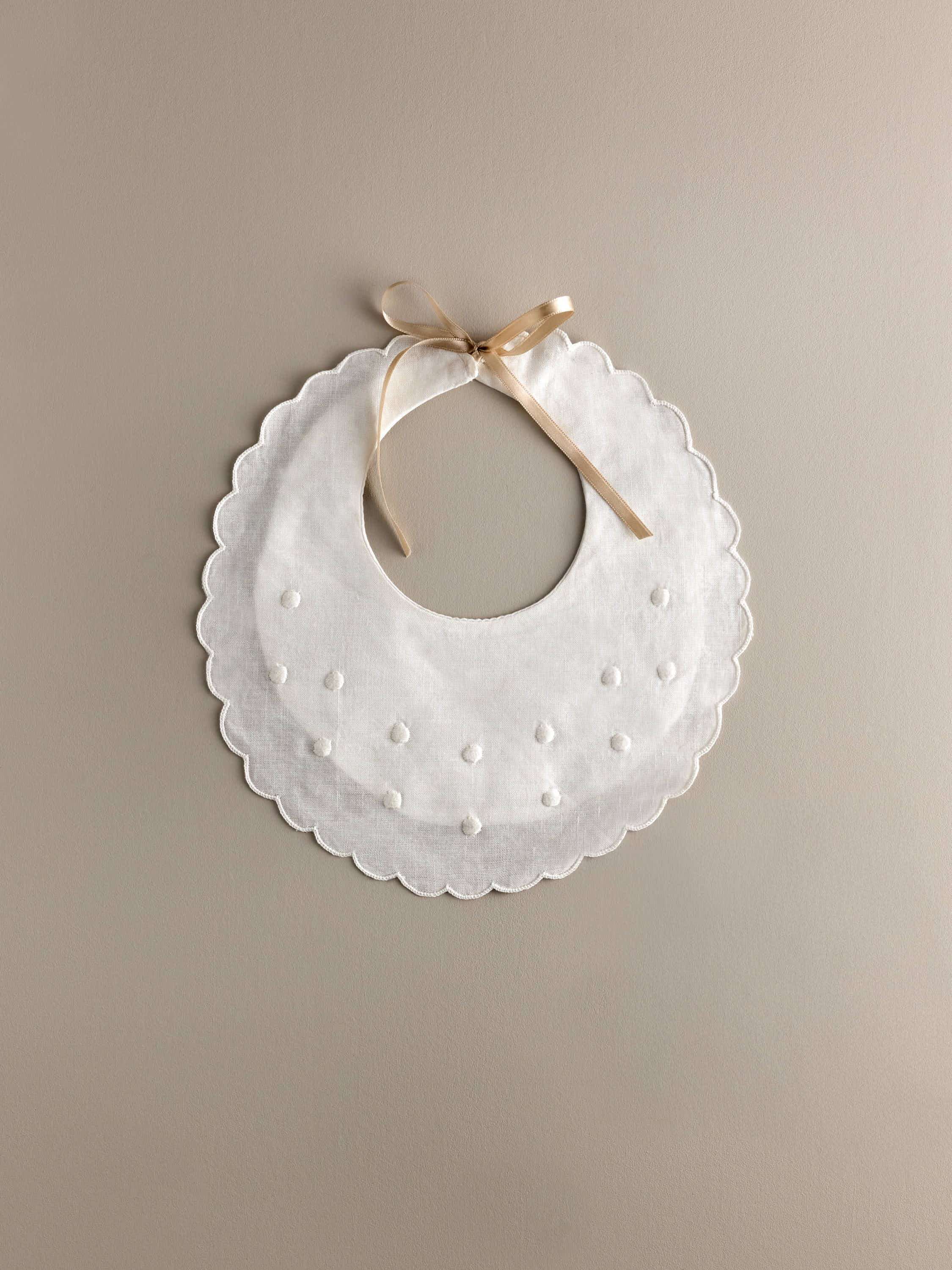 Babero de lino festoneado con bordado de bodoques y cierre de cinta de raso para recién nacido KALA
