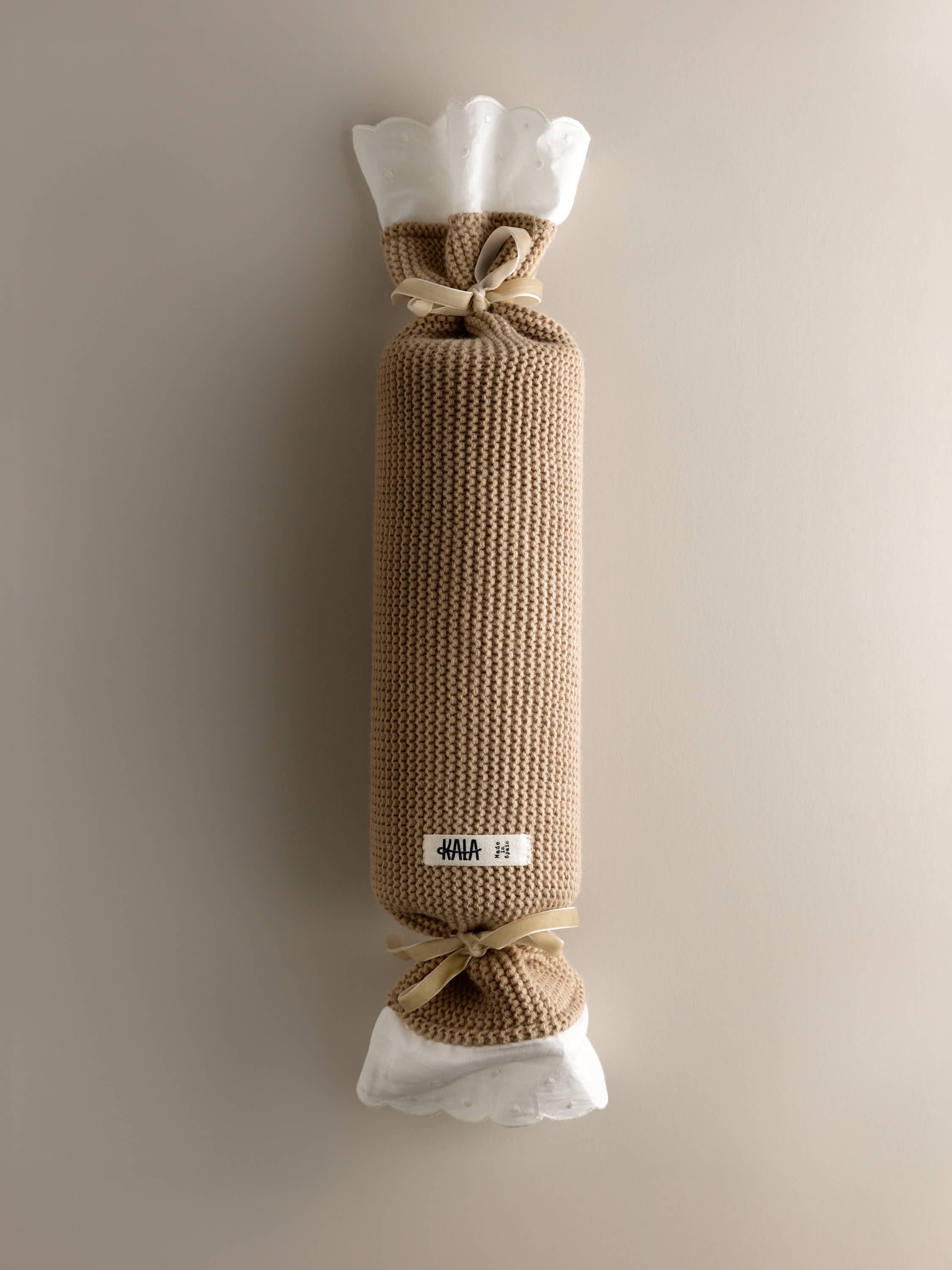 Cojín antivuelco de punto para recién nacido presentado como caramelo con cinta bordado y de terciopelo. KALA