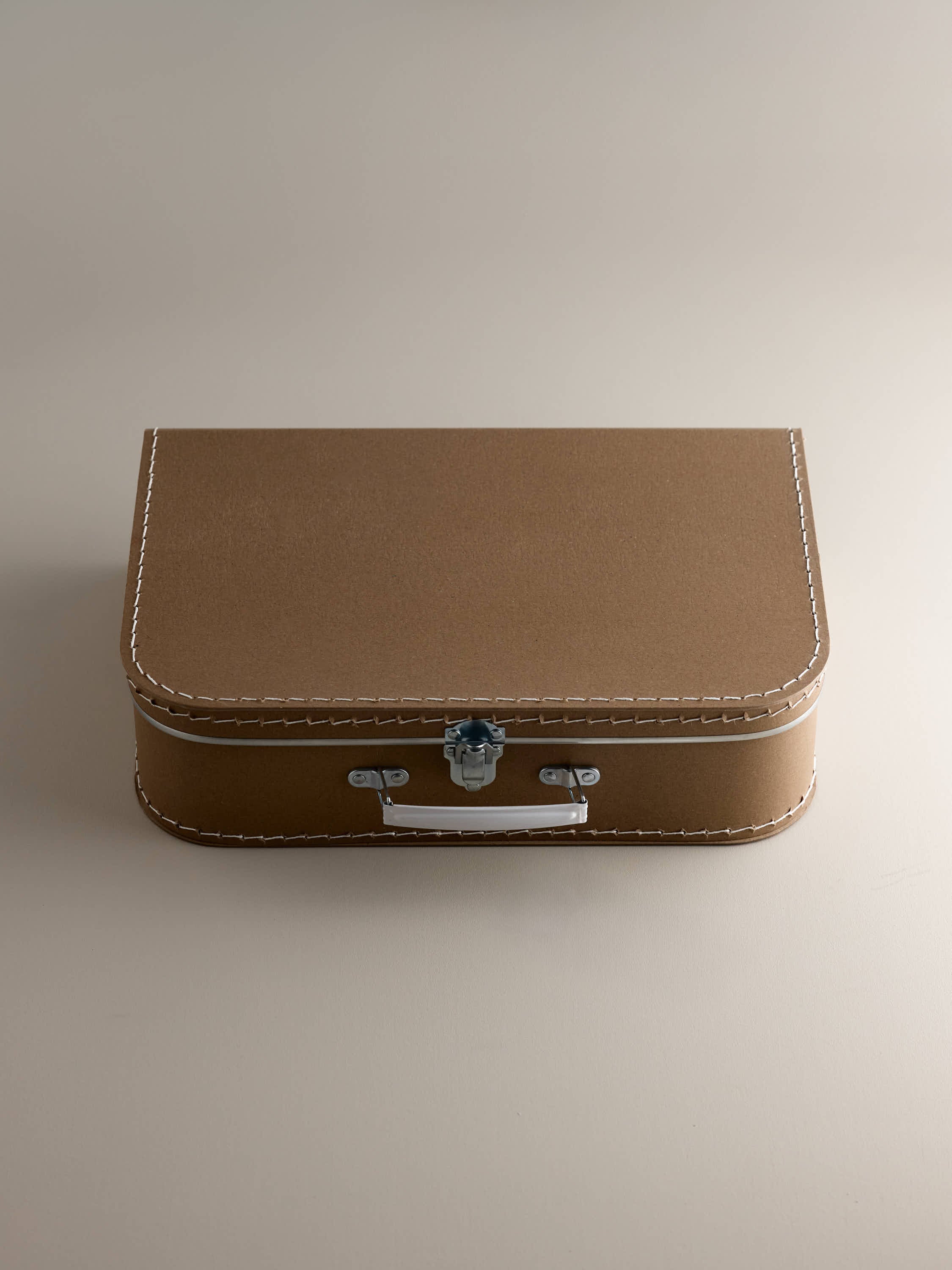 Maletín de cartón kraft con cierre metálico presentación regalo recién nacido KALA