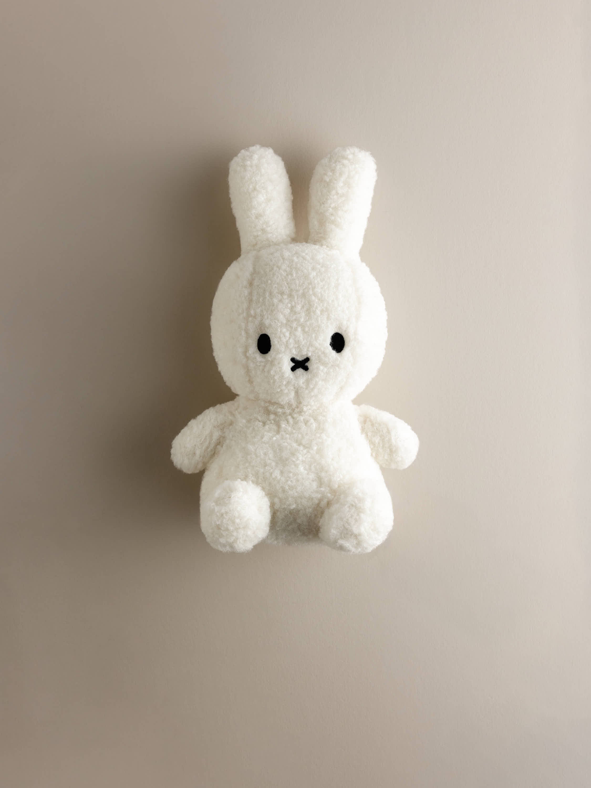 Peluche suave de poliéster reciclado incluido en canastilla de bebé premium Kalamé 01