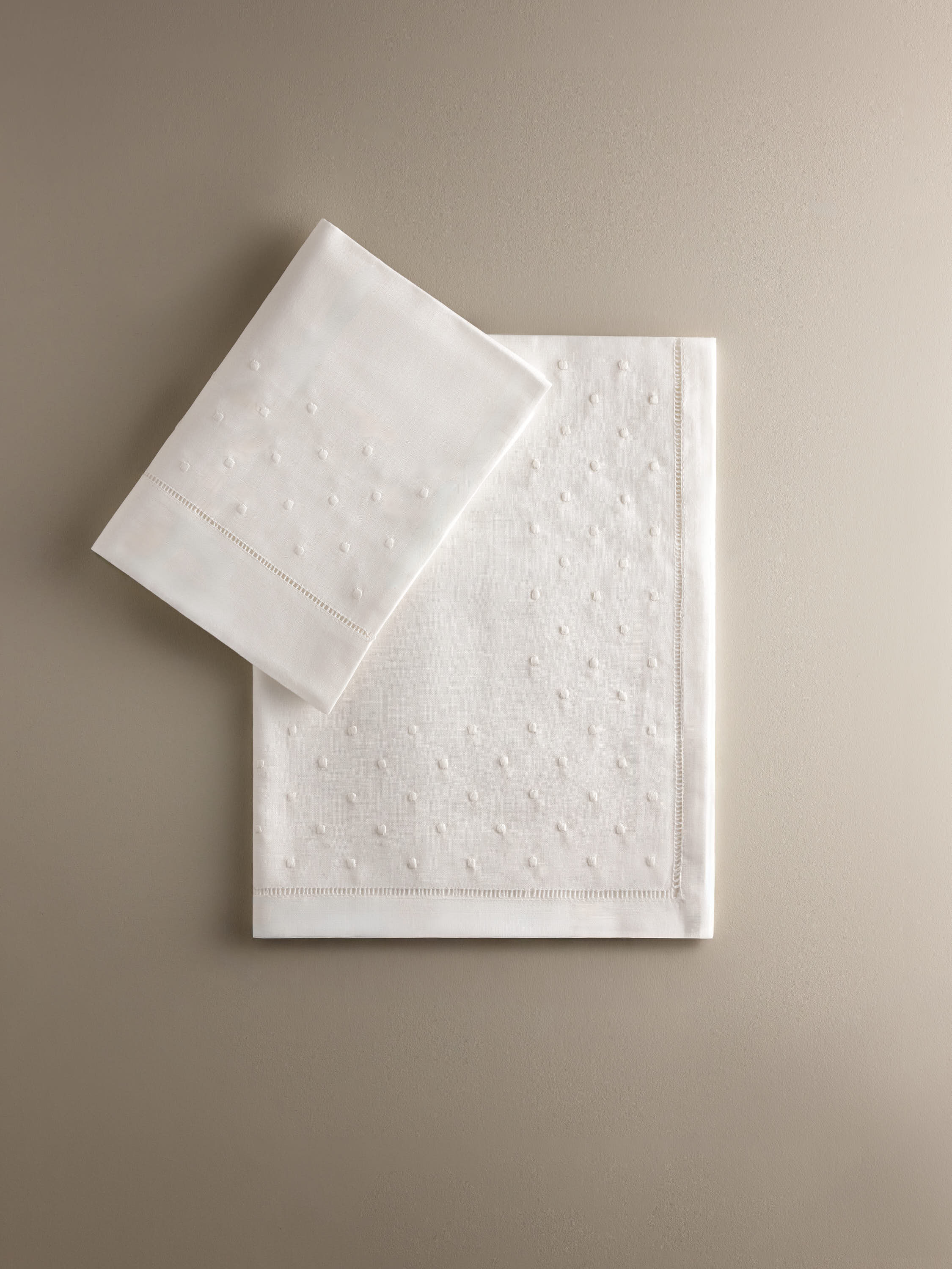 Set de sábana encimera y funda de almohada de lino con bordado de bodoques para cuna de recién nacido KALA