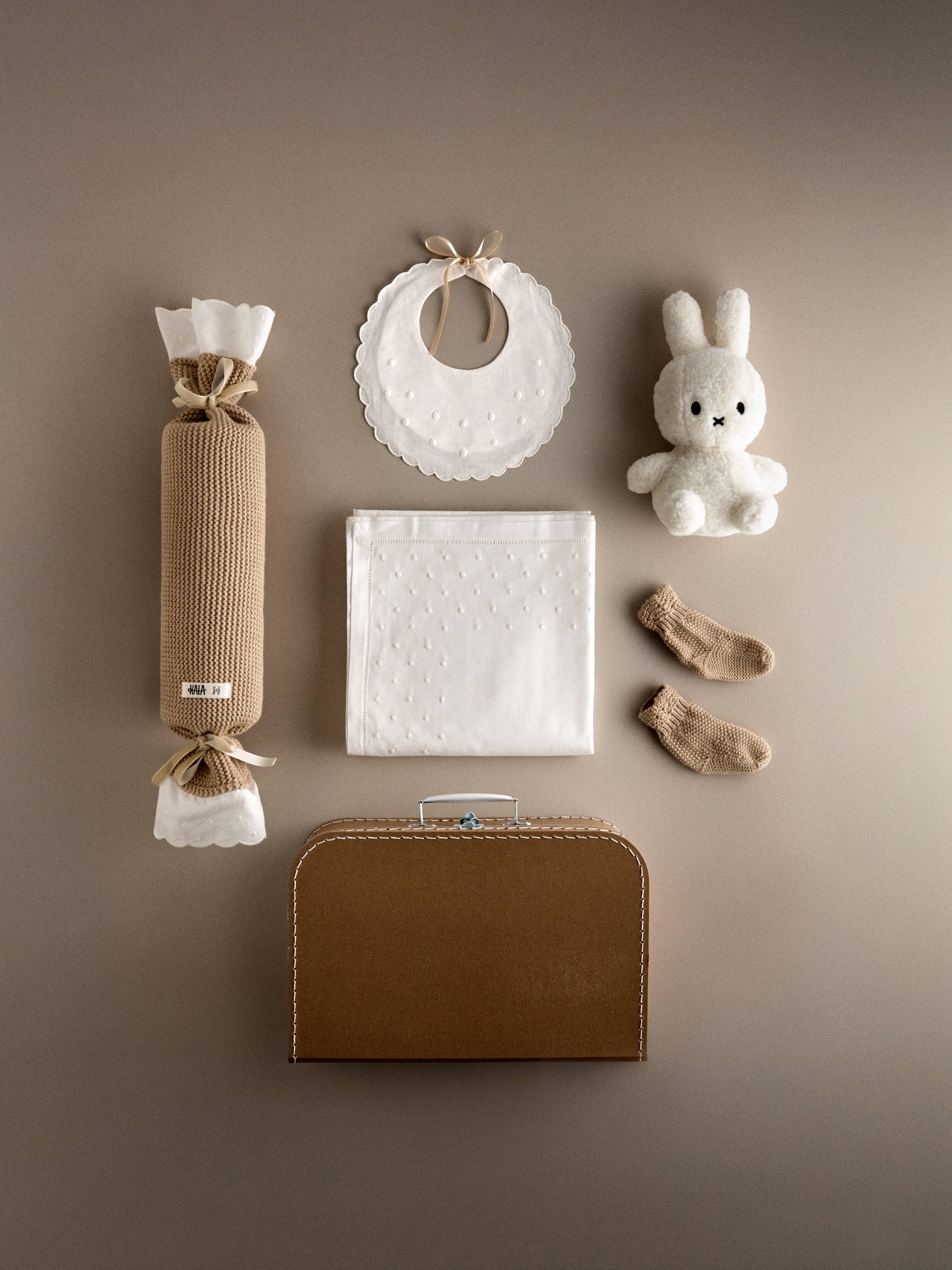 Canastilla de bebé premium Kalamé 01 con babero, caramelo, sábanas bordadas, peucos, peluche y maletín kraft para recién nacido