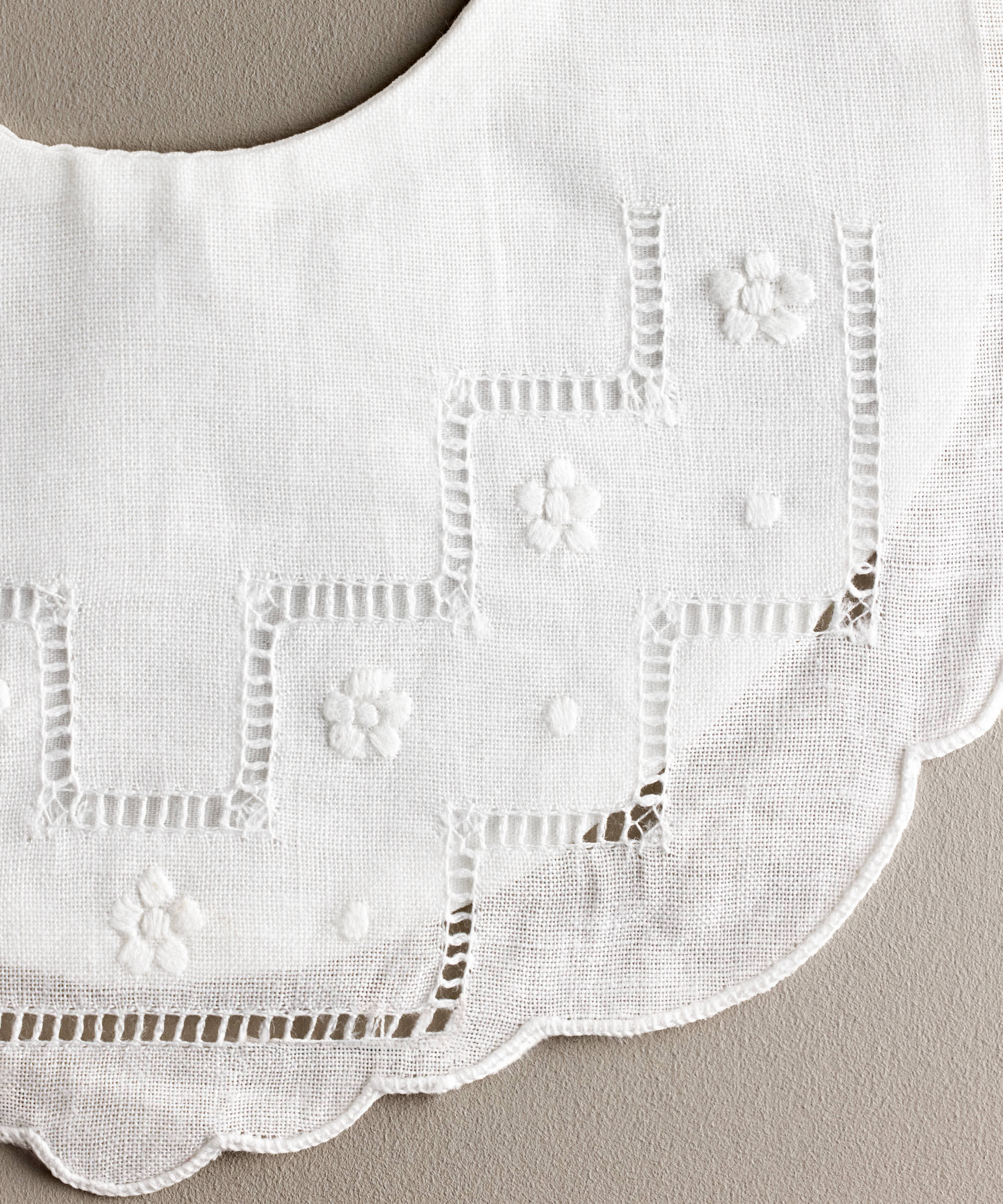 Detalle bordado vainica y bodoque babero bebé lino blanco 202W. Tinylace