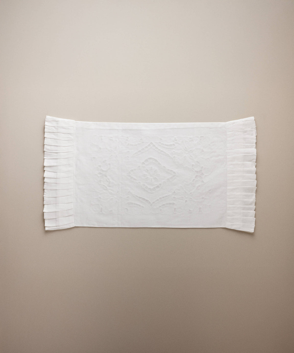 Funda de almohada de cuna de algodón bordada, vista plana con los plisados laterales