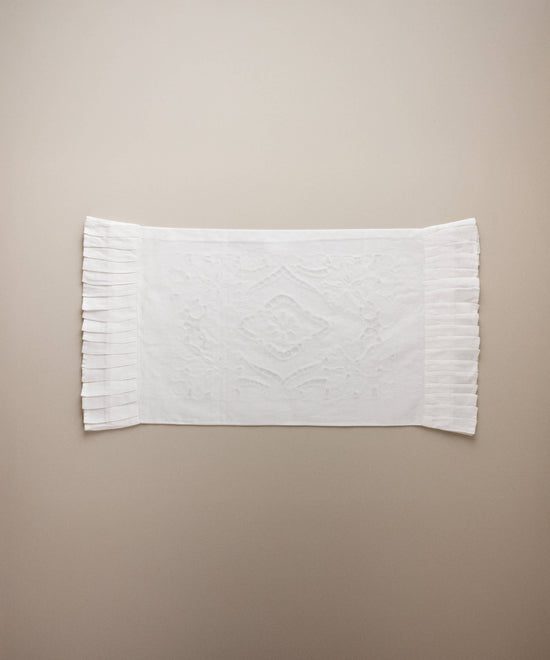 Funda de almohada de cuna de algodón bordada, vista plana con los plisados laterales