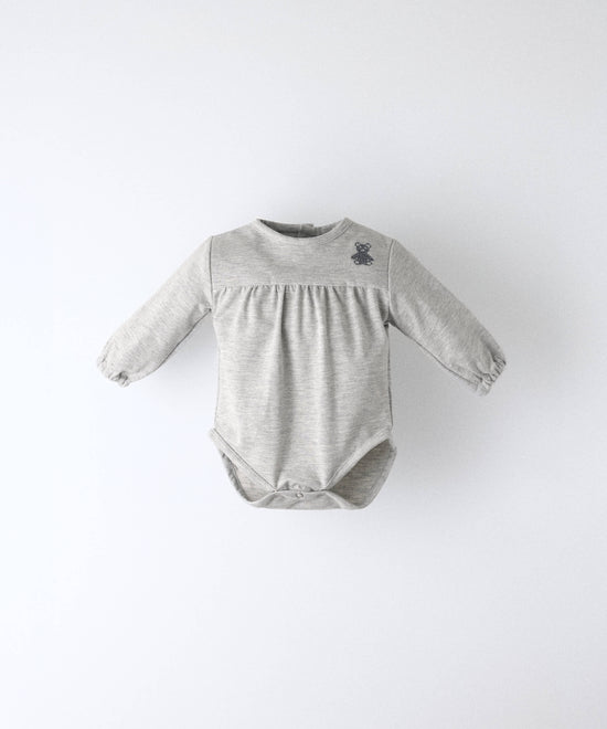 Body de bebé de punto gris claro con osito bordado y manga larga — Kala