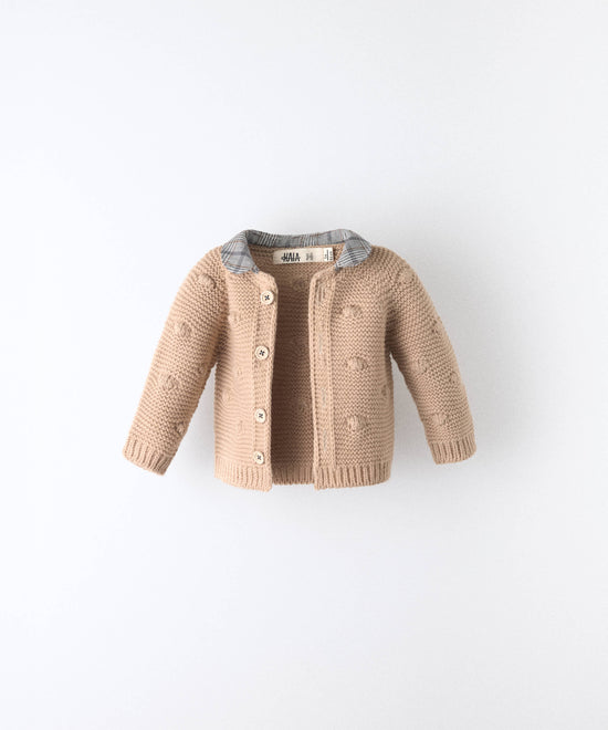 Chaqueta de punto de bebé beige con bodoques y cuello de cuadros — Kala
