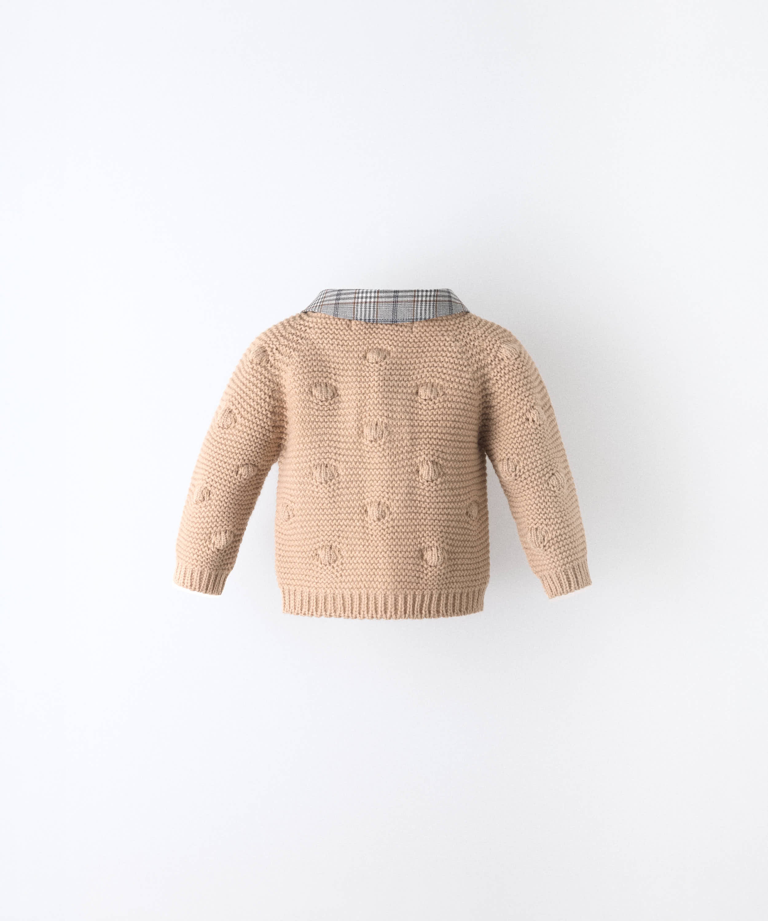 Parte trasera de la chaqueta de punto de bebé beige con cuello de cuadros — Kala