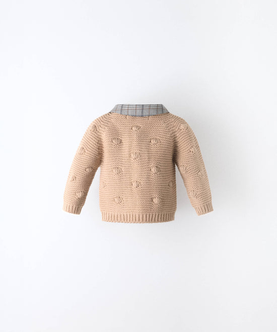 Parte trasera de la chaqueta de punto de bebé beige con cuello de cuadros — Kala