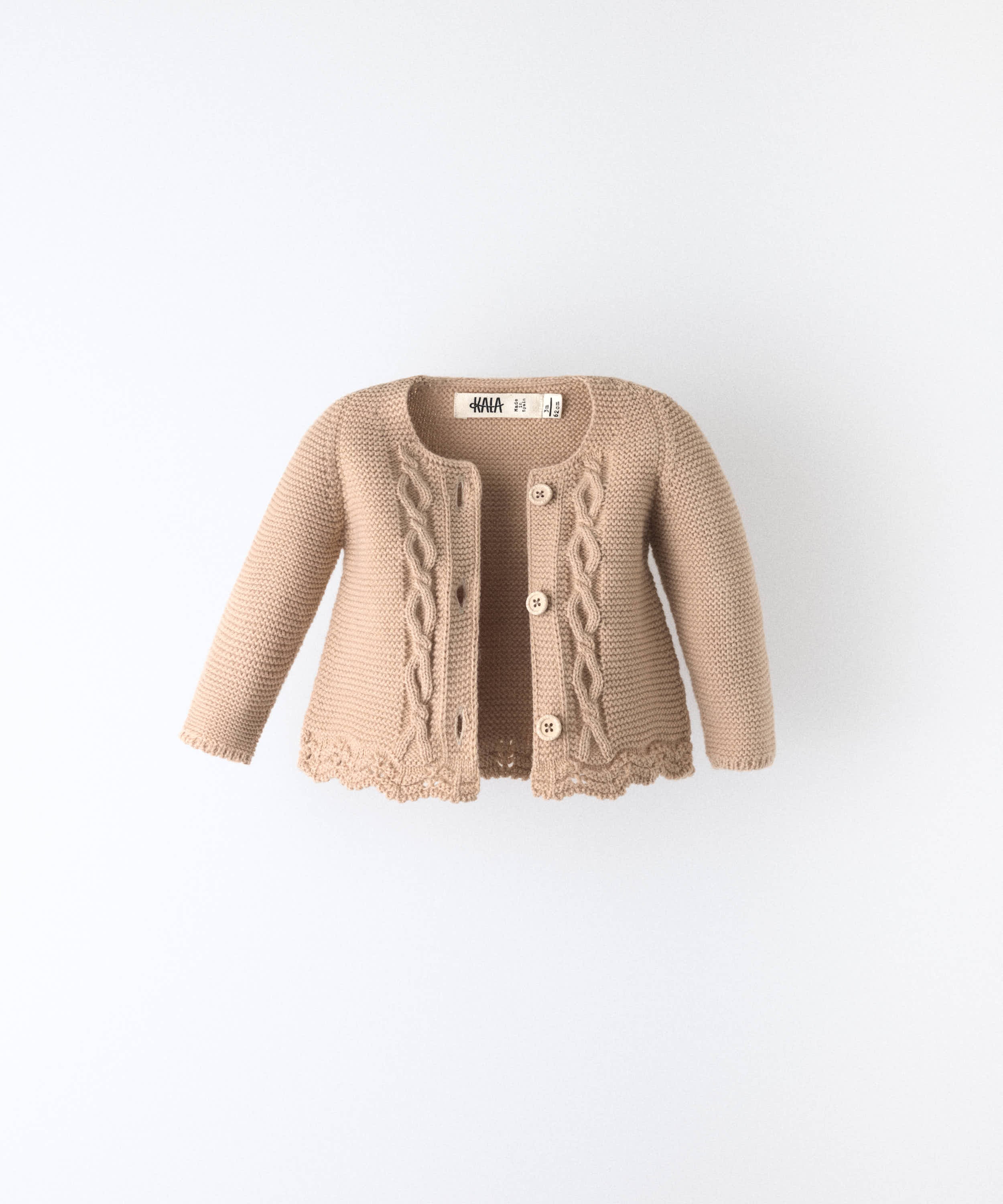 Chaqueta de punto de bebé beige con trenzas y bajo de ondas — Kala