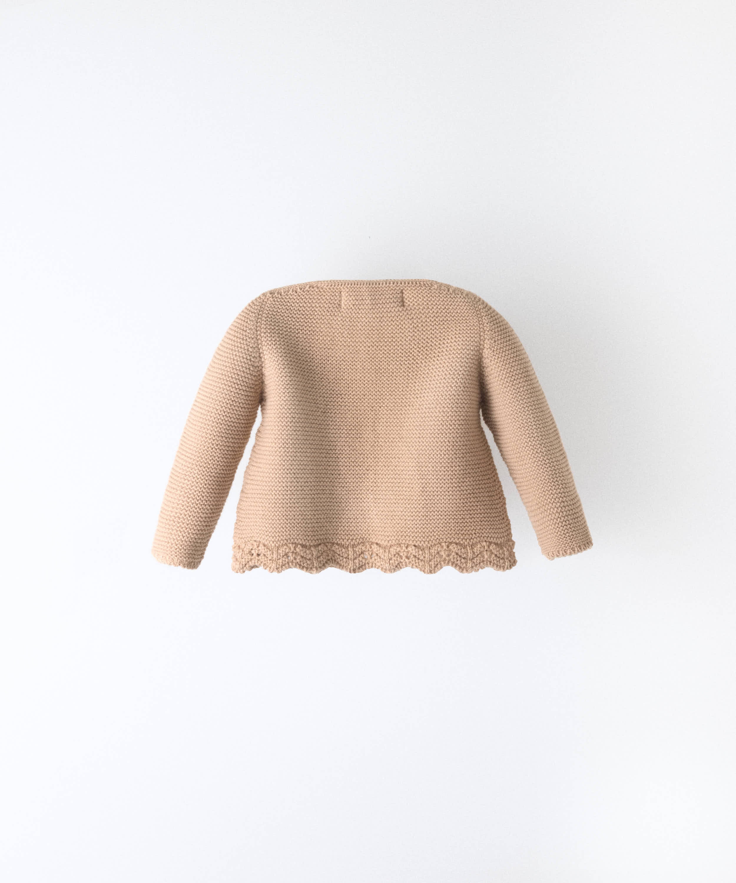 Parte trasera de la chaqueta de punto de bebé beige con trenzas — Kala