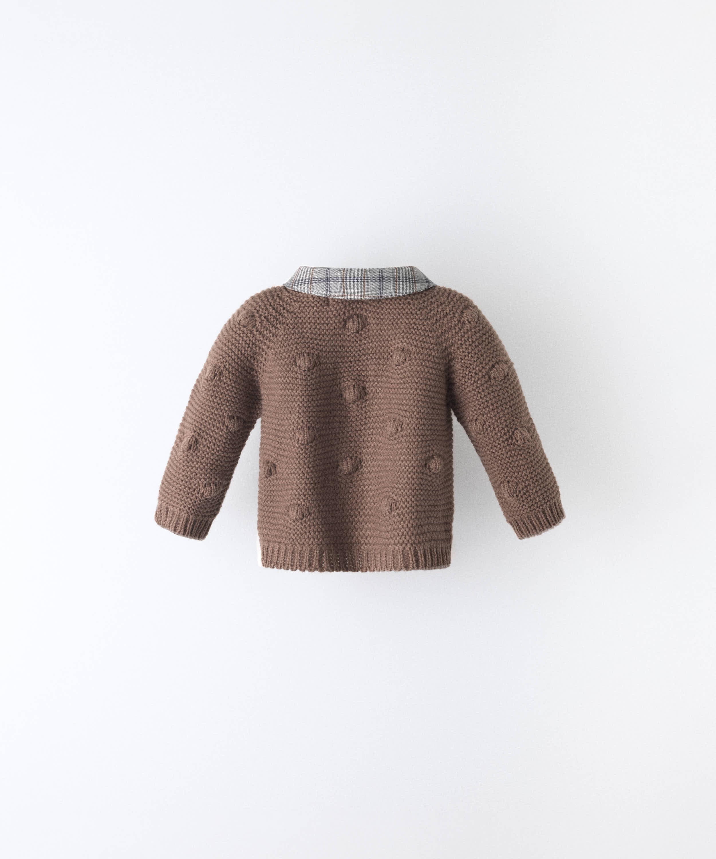 Parte trasera de la chaqueta de punto de bebé marrón con cuello de cuadros — Kala