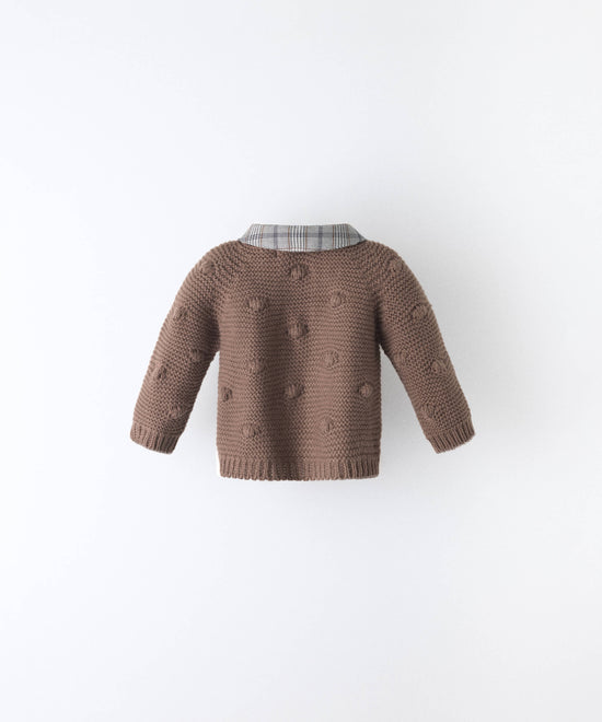 Parte trasera de la chaqueta de punto de bebé marrón con cuello de cuadros — Kala