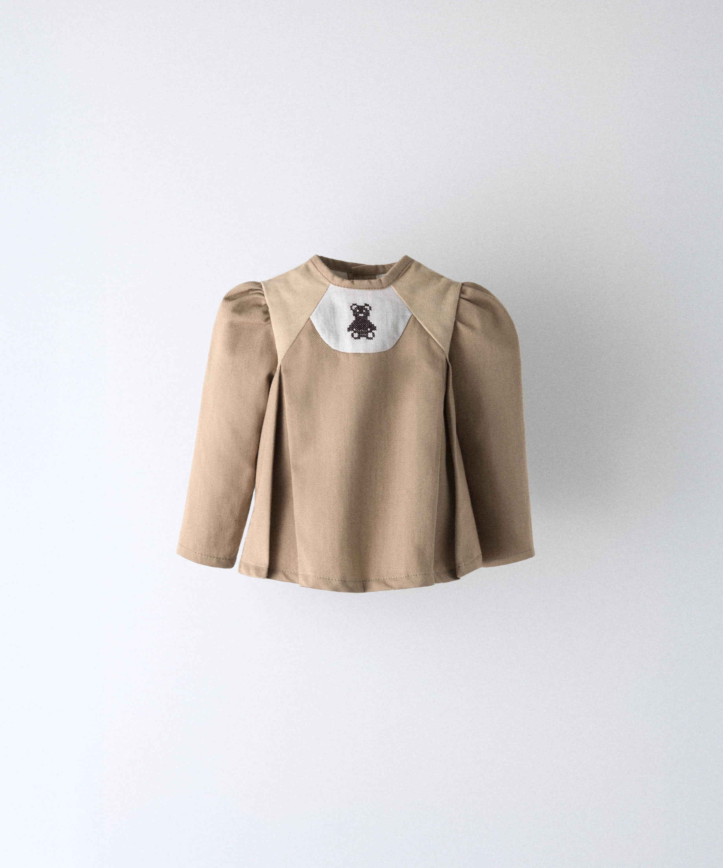 Conjunto de bebé de camisa y cubrepañal en beige con osito bordado — Kala