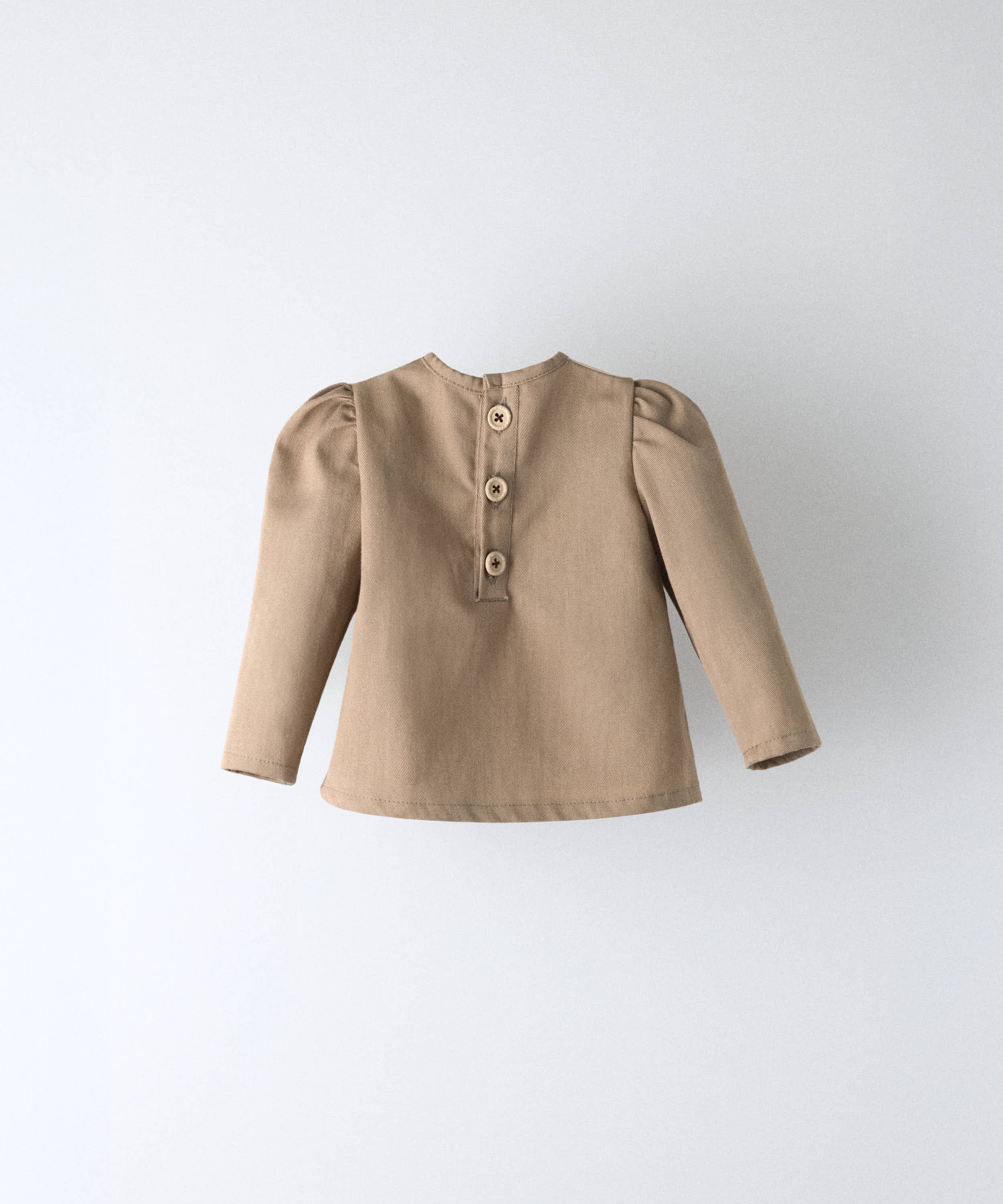 Parte trasera abotonada de la camisa de bebé beige con osito bordado — Kala