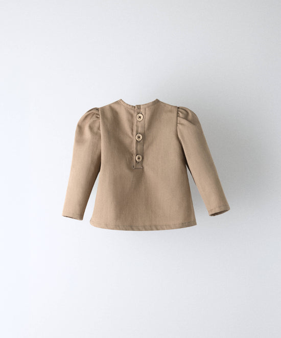 Parte trasera abotonada de la camisa de bebé beige con osito bordado — Kala